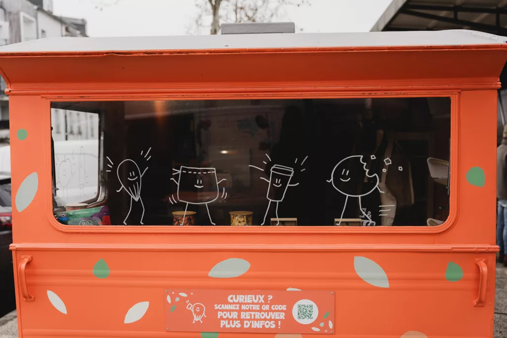 Illustration sur vitrine pour itinéraire Bis